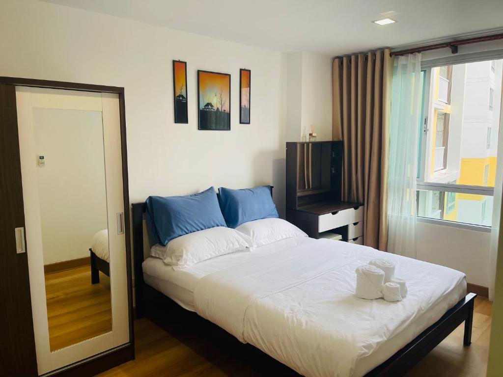 Postel nebo postele na pokoji v ubytování กัลปพฤกษ์แกรนคอนโด