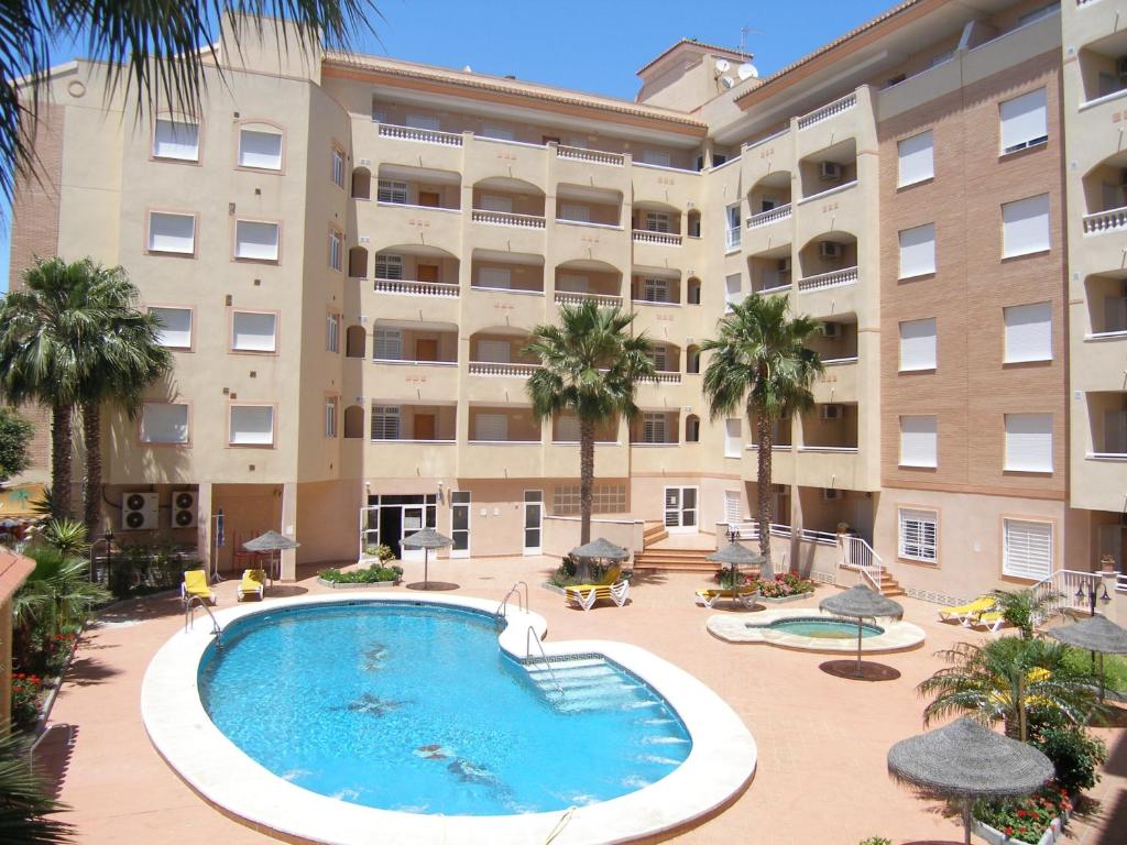 a large apartment building with a large swimming pool at Apartamentos Maracay in Roquetas de Mar