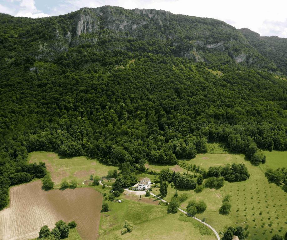 einen Luftblick auf einen Bauernhof mit einem Berg in der Unterkunft Gîte les deux sources au pied du Vercors in Saint-Laurent-en-Royans