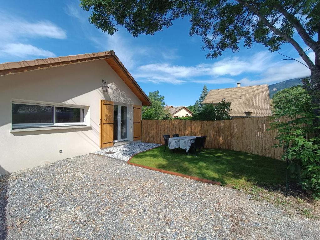 a backyard of a house with a fence at ValGabiou in Chorges