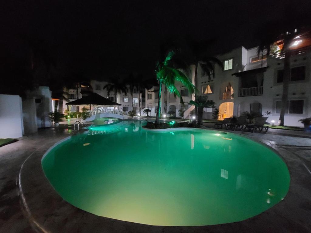 an empty swimming pool at night at Tamarindo Casino Mari in La Laguna
