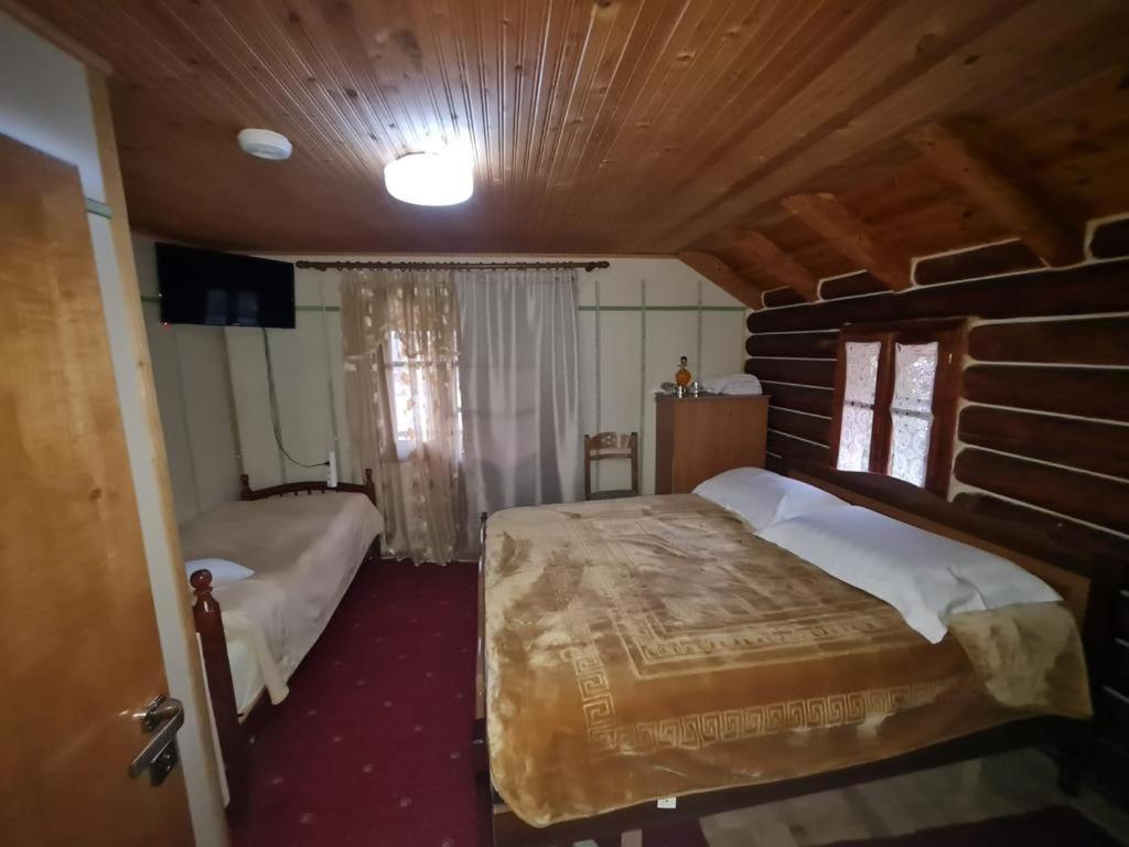Postel nebo postele na pokoji v ubytování Sofra Kolonjare Agroturizem