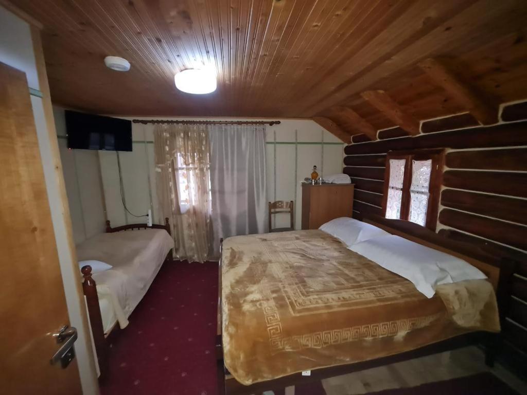 Postel nebo postele na pokoji v ubytování Sofra Kolonjare Agroturizem