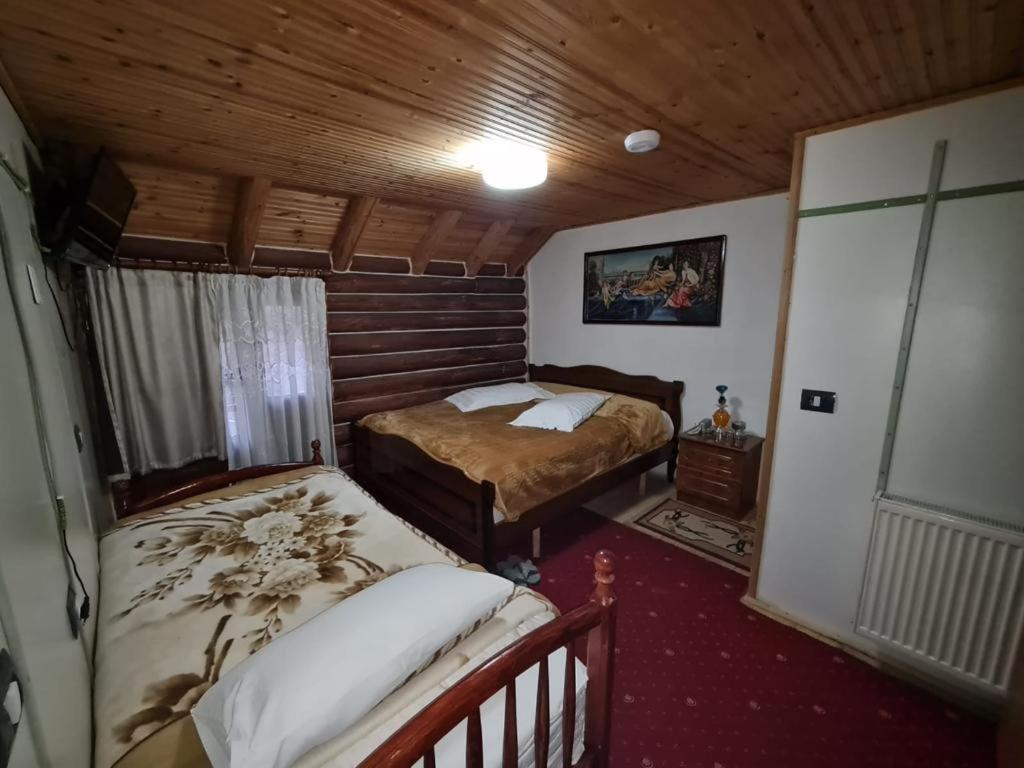 Postel nebo postele na pokoji v ubytování Sofra Kolonjare Agroturizem