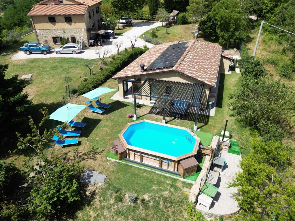 uma vista aérea de uma casa com piscina em Casalotto Francescano em Mengara