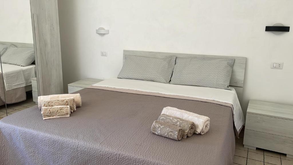 NulviにあるIntro e idda casa vacanzaのベッドルーム1室(枕2つ付)