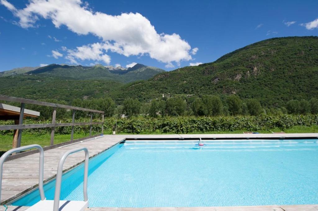 ein Schwimmbad mit Bergen im Hintergrund in der Unterkunft Agriturismo L'isola del Cavallo 3 in Desco