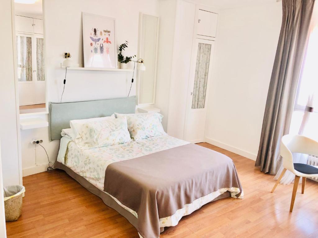 科爾多瓦的住宿－Ático Luz de Córdoba PARKING GRATIS CENTRO，一间白色客房内的床铺卧室