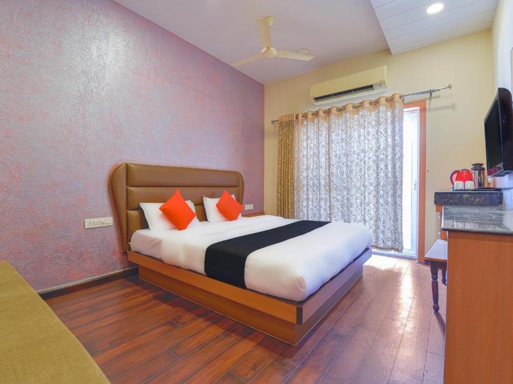 Postel nebo postele na pokoji v ubytování Hotel Anuvibha Malviya Nagar