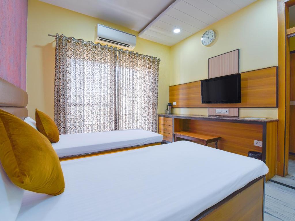 Postel nebo postele na pokoji v ubytování Hotel Anuvibha Malviya Nagar