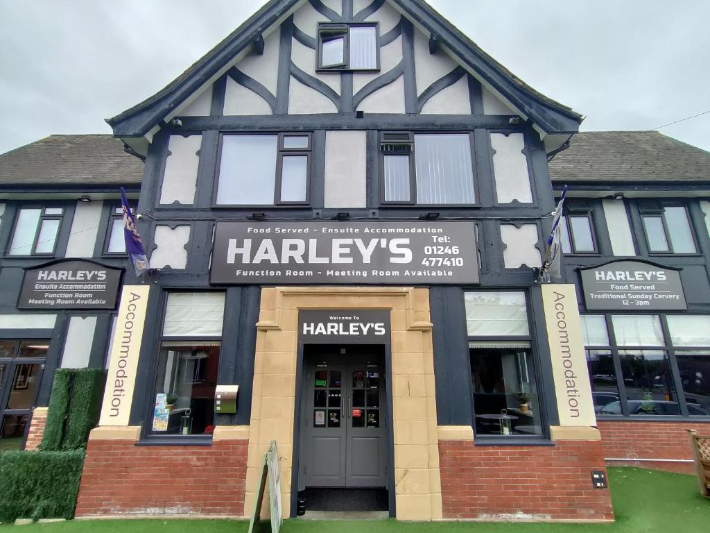 un grand bâtiment noir et blanc avec un magasin dans l'établissement Harleys Inn, à Chesterfield