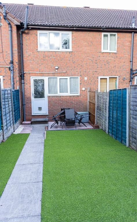Zahrada ubytování Wolverhampton 2 Bedroom House - PERFECT FOR CONTRACTORS-FAMILIES-LEISURES-LONG STAY!