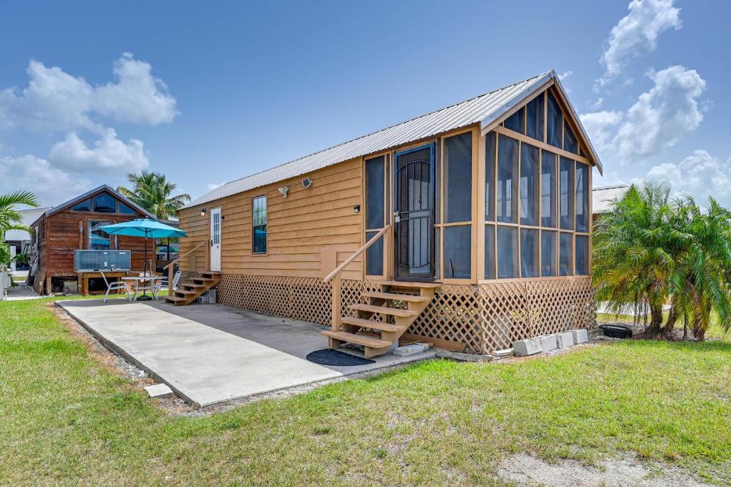 Casa pequeña con porche y patio en Everglades City Trailer Cabin Boat Slip and Porch!, en Everglades