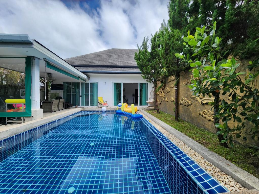 Bazén v ubytování Spacious 3 bdr modern pool villa, 10 min walking to the beach nebo v jeho okolí
