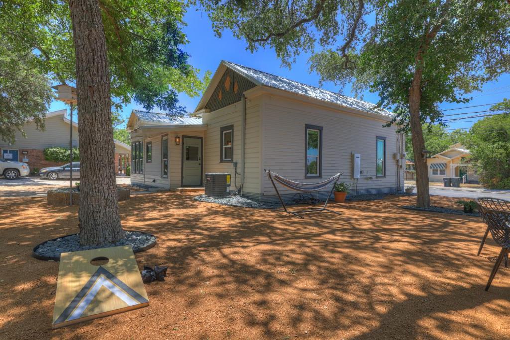 ein Haus mit einer Hängematte davor in der Unterkunft Walk to Schlitterbahn with Firepit in New Braunfels