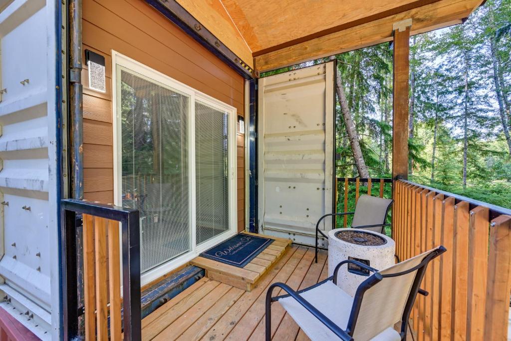 Balkón nebo terasa v ubytování Unique Container Studio with Deck and Fire Pit!