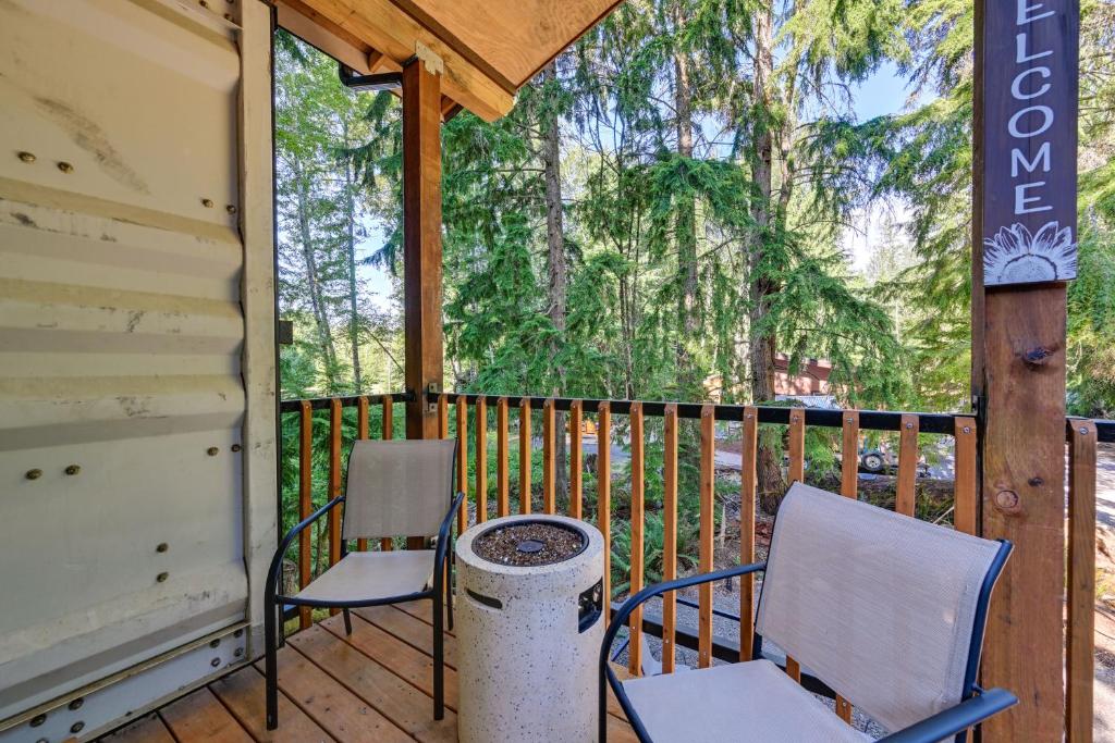 Balkón nebo terasa v ubytování Unique Container Studio with Deck and Fire Pit!