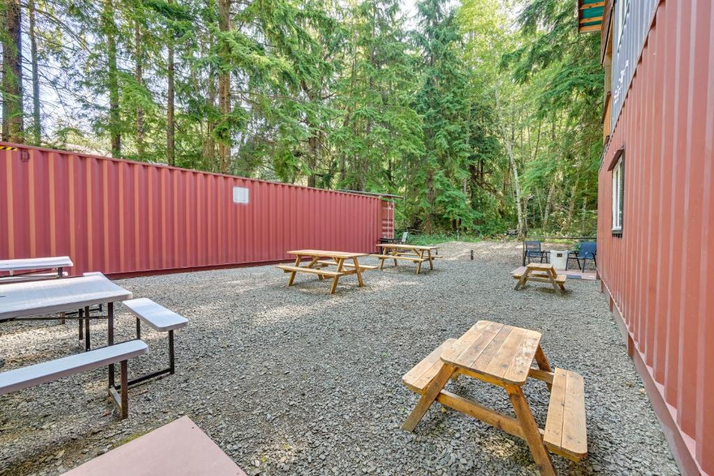 Fotografie z fotogalerie ubytování Unique Container Studio with Deck and Fire Pit! v destinaci Buckley