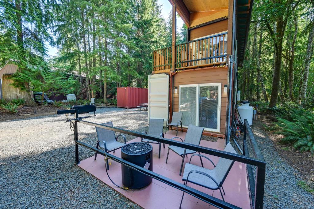 Balkón nebo terasa v ubytování Unique Container Studio with Deck and Fire Pit!