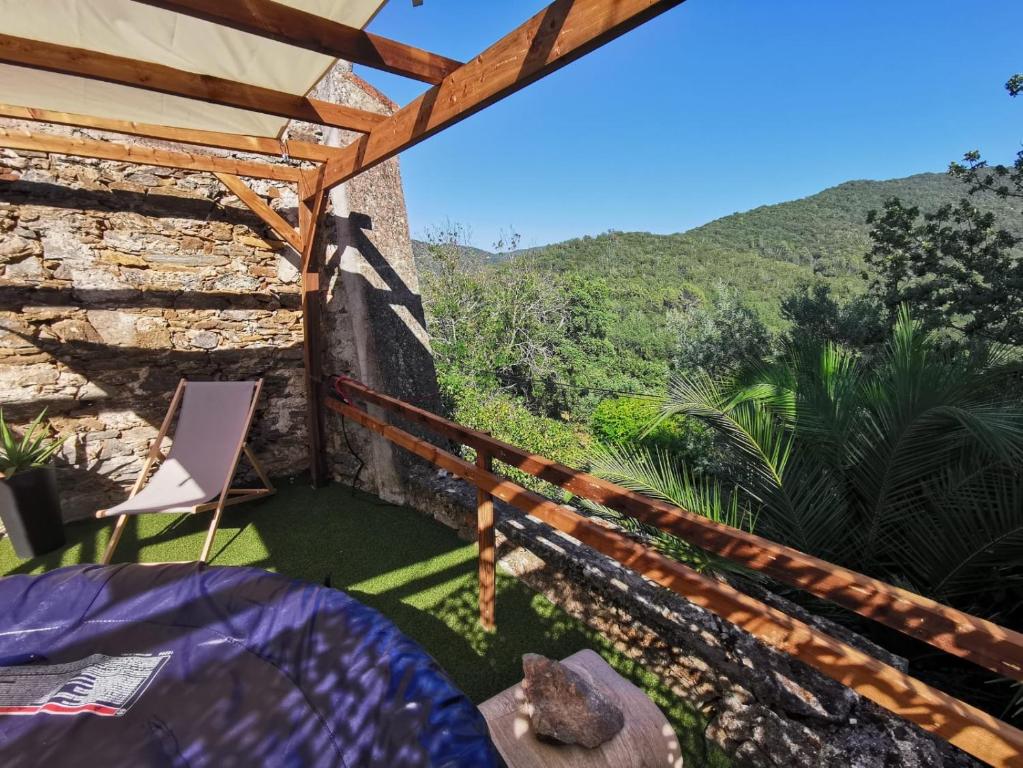 een kamer met een balkon met uitzicht op de bergen bij Maison Amandre en Pleine Nature - Mas Lou Castanea in Collobrières