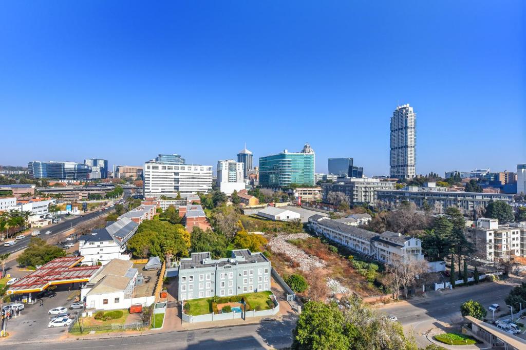 una vista aerea di una città con edifici alti di Chic Apartment in 5 star hotel a Johannesburg