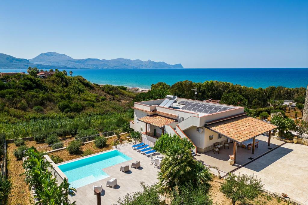 una vista aérea de una casa con piscina y el océano en Villa DellAcqua, en Alcamo Marina