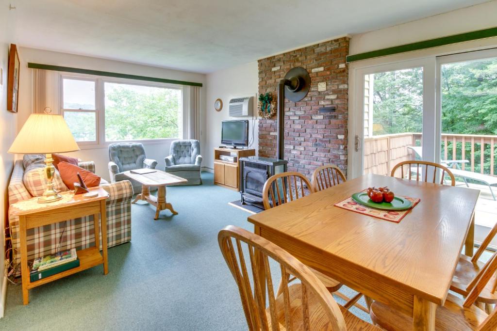 - un salon avec une table en bois et une salle à manger dans l'établissement Mountainside Resort G303, à Stowe