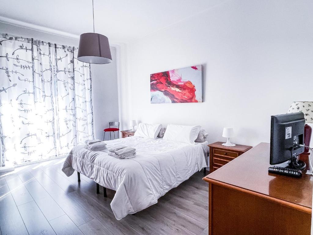 a white bedroom with a bed and a desk at MYHOUSE INN MARCHE - Affitti Brevi Italia in Turin
