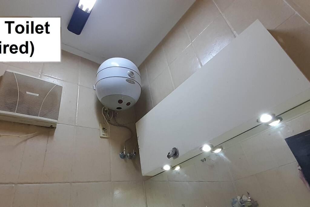 Koupelna v ubytování Rooms, shared apartment with a separate private entrance in Nasr City,Cairo,Egypt near the new Malaysian students building, the Abana, Al-Fajr Institute for teaching languages 15 min from Cairo International Airport, 25 min downtown and 40 min to pyramids