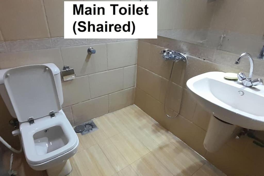 Koupelna v ubytování Rooms, shared apartment with a separate private entrance in Nasr City,Cairo,Egypt near the new Malaysian students building, the Abana, Al-Fajr Institute for teaching languages 15 min from Cairo International Airport, 25 min downtown and 40 min to pyramids