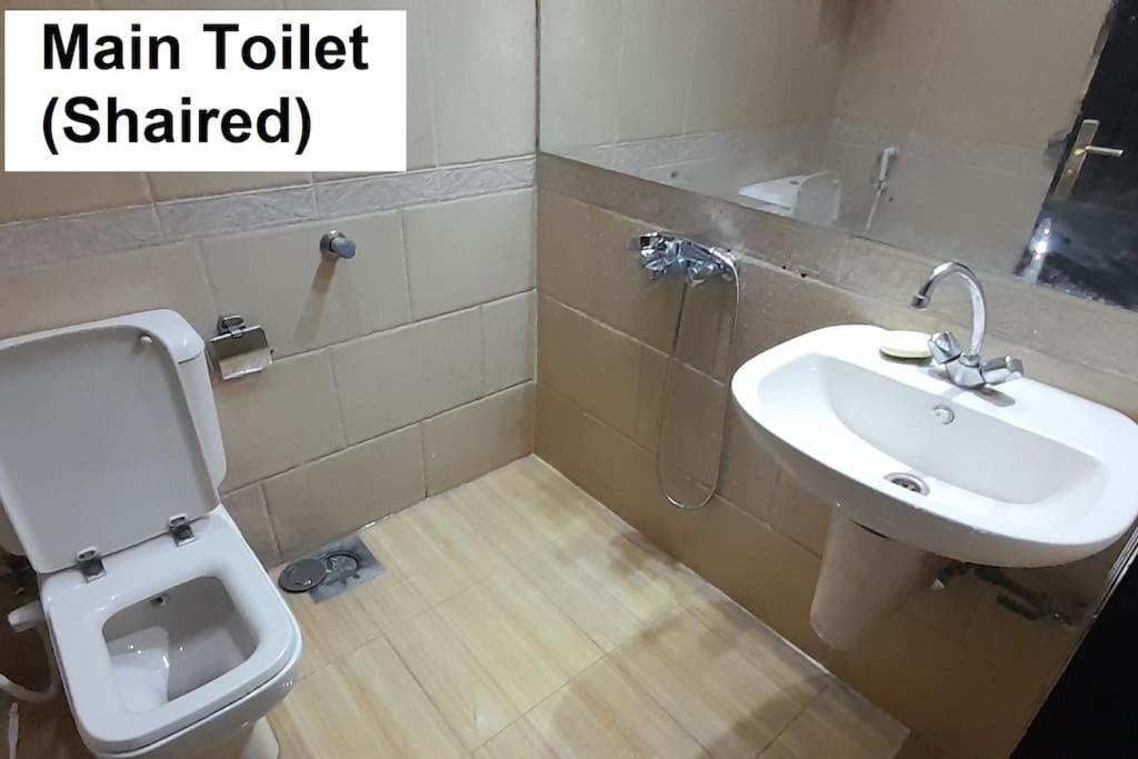 Koupelna v ubytování Rooms, shared apartment with a separate private entrance in Nasr City,Cairo,Egypt near the new Malaysian students building, the Abana, Al-Fajr Institute for teaching languages 15 min from Cairo International Airport, 25 min downtown and 40 min to pyramids