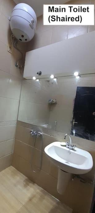 Koupelna v ubytování Rooms, shared apartment with a separate private entrance in Nasr City,Cairo,Egypt near the new Malaysian students building, the Abana, Al-Fajr Institute for teaching languages 15 min from Cairo International Airport, 25 min downtown and 40 min to pyramids
