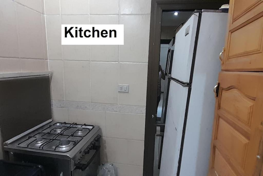 Kuchyň nebo kuchyňský kout v ubytování Rooms, shared apartment with a separate private entrance in Nasr City,Cairo,Egypt near the new Malaysian students building, the Abana, Al-Fajr Institute for teaching languages 15 min from Cairo International Airport, 25 min downtown and 40 min to pyramids