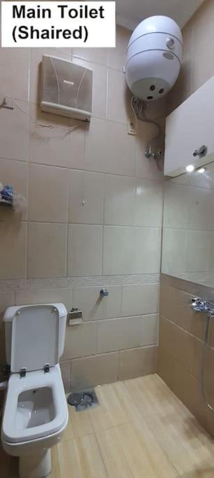 Koupelna v ubytování Rooms, shared apartment with a separate private entrance in Nasr City,Cairo,Egypt near the new Malaysian students building, the Abana, Al-Fajr Institute for teaching languages 15 min from Cairo International Airport, 25 min downtown and 40 min to pyramids