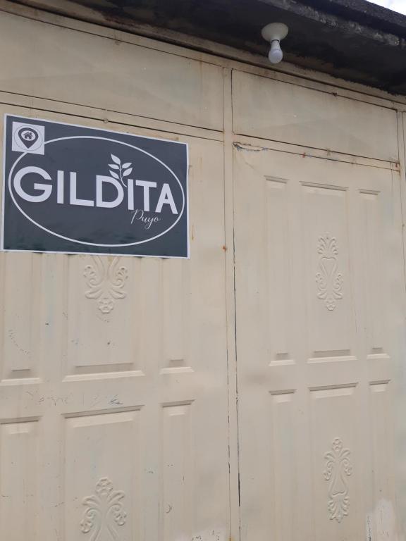プヨにあるCasa Gilditaのガレージドア側の看板