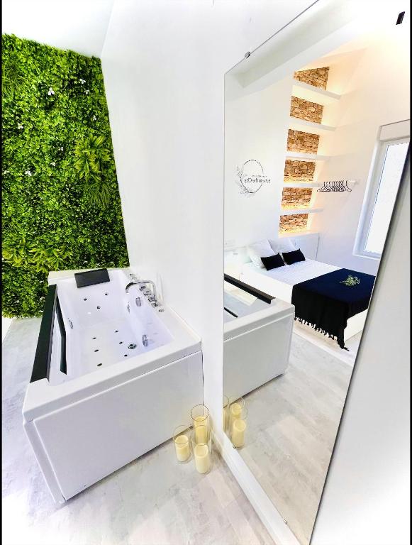 une salle de bain avec un lavabo blanc et un miroir dans l'établissement Suite in the City avec JACUZZI PRIVATIF - Hyper Centre, à Montpellier