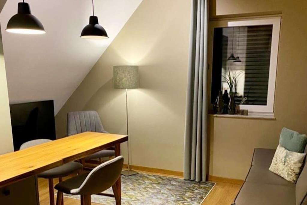 comedor con mesa y sillas en Ferienwohnung an Der Hofbrennerei, en Altmannsdorf