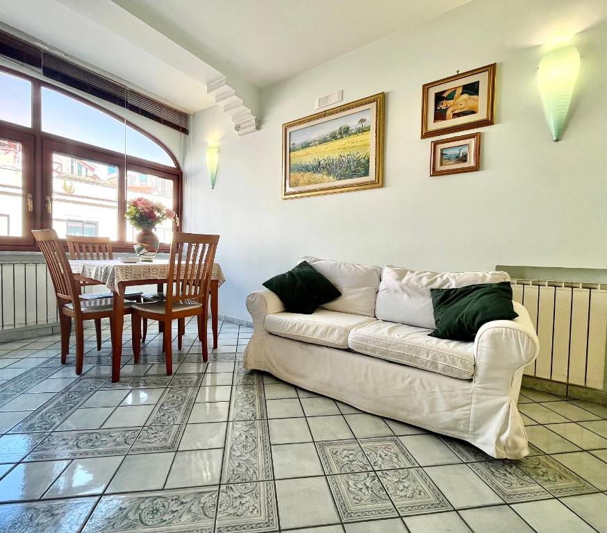 een woonkamer met een bank en een tafel bij Lulù Holiday House in Vietri