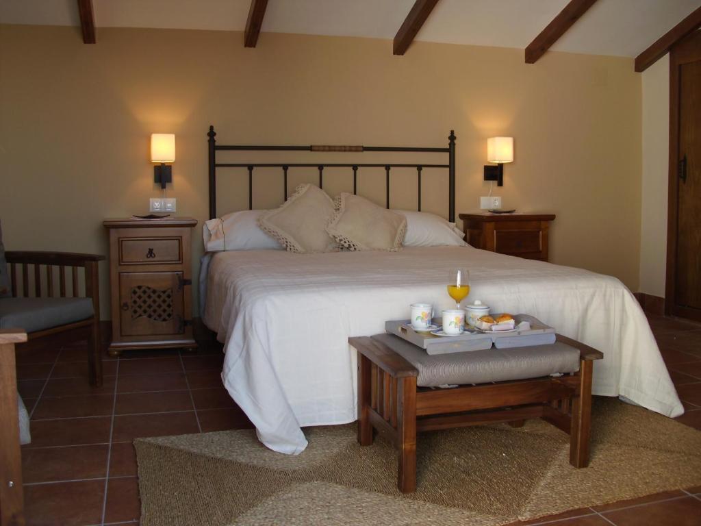 um quarto com uma cama e uma mesa com comida em Apartamento San Anton em La Iruela