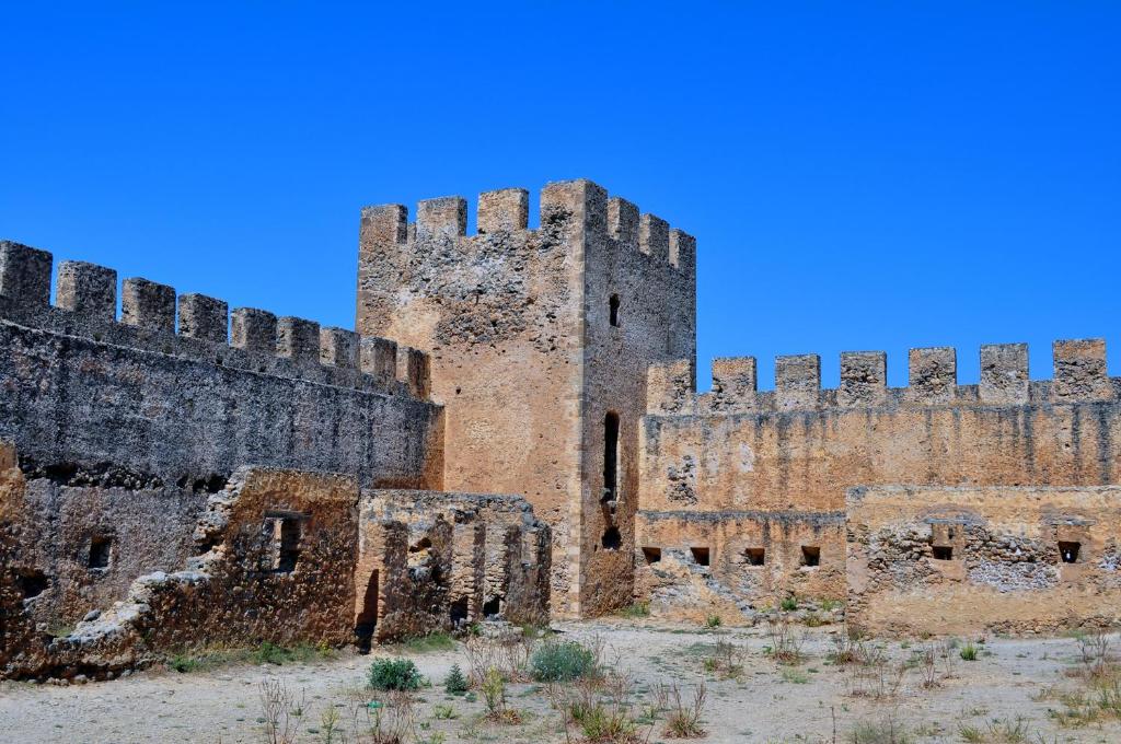 um velho castelo no deserto com um céu azul em Amphithea Fragokastelo-Skaloti em Skalotí