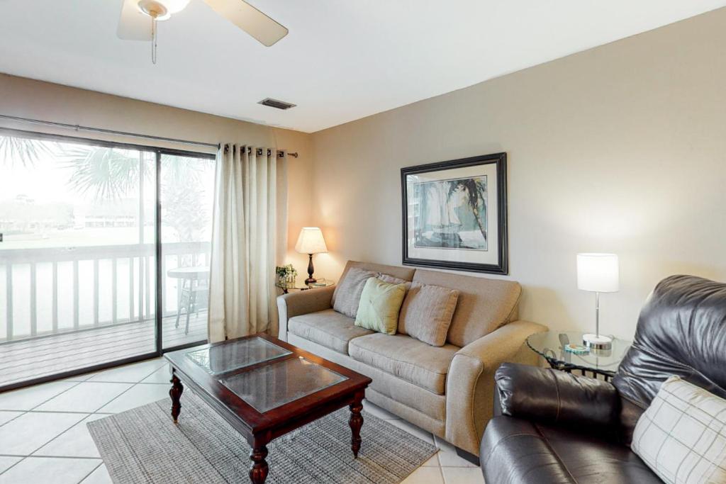 Χώρος καθιστικού στο Seascape Lakefront Villas 228