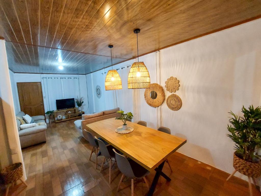 sala de estar con mesa de madera y sofá en Casa Bambú, con ac y wifi, en Puerto Jiménez