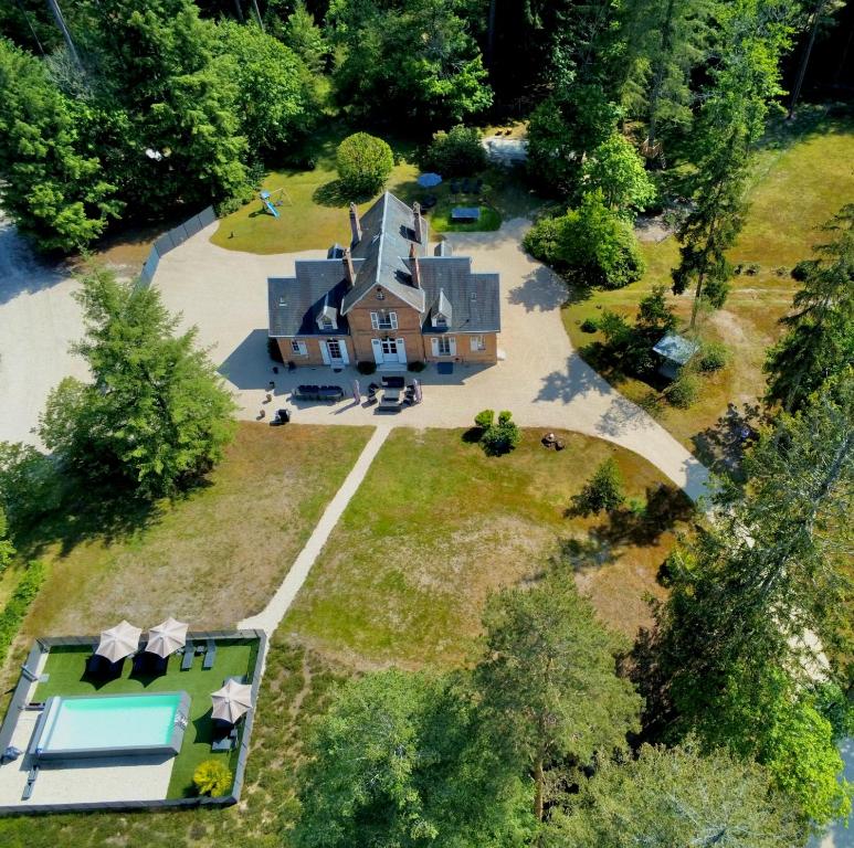 una vista aérea de una casa grande con piscina en DOMAINE DE MALVAUX - Gîte classé 5 étoiles - 15 personnes - Sologne - Nouan le Fuzelier - Ambassadeur Sologne, en Nouan-le-Fuzelier