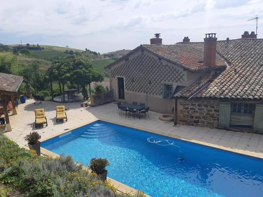 Bazén v ubytování Chambre avec cuisine, vue et piscine privée au cœur du Beaujolais nebo v jeho okolí