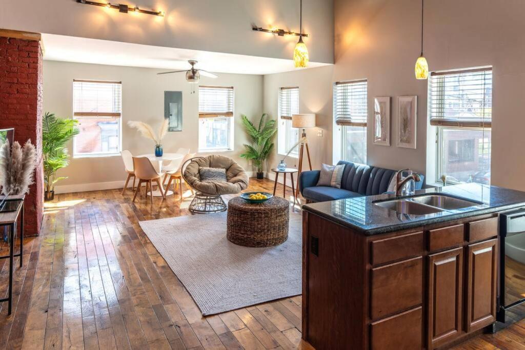 una cucina e un soggiorno con lavandino e soggiorno di Broadway Suites - Stunning Downtown Condos a Cincinnati