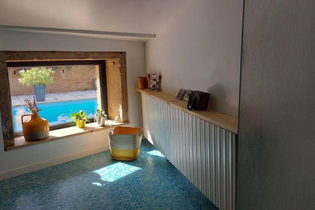 Bazén v ubytování Chambre avec cuisine, vue et piscine privée au cœur du Beaujolais nebo v jeho okolí