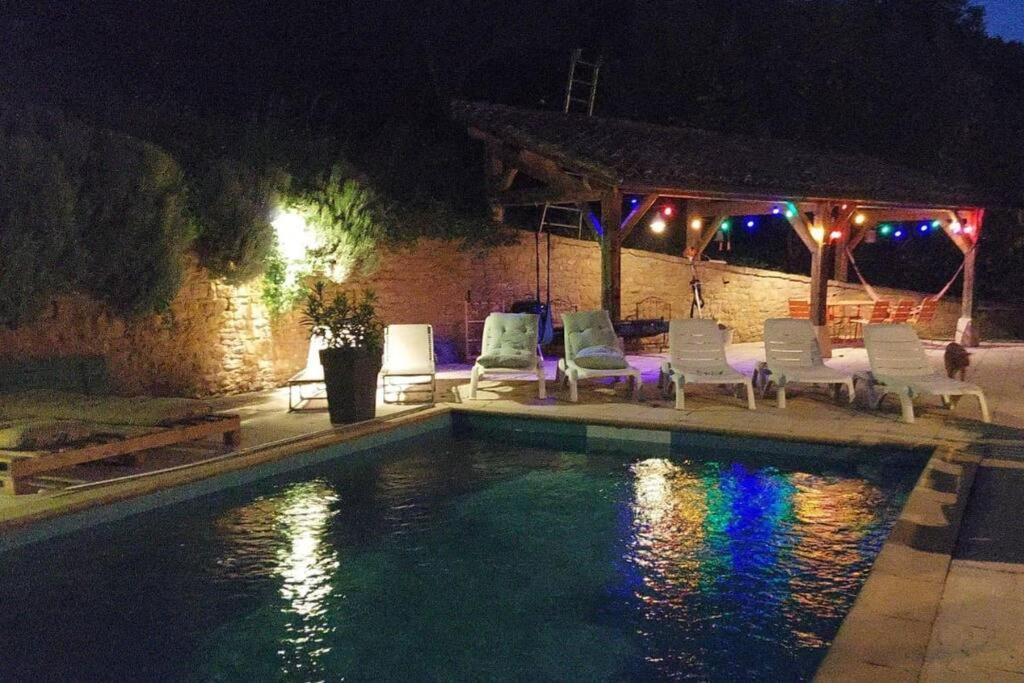 Bazén v ubytování Chambre avec cuisine, vue et piscine privée au cœur du Beaujolais nebo v jeho okolí