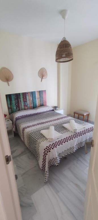1 dormitorio con 1 cama grande en una habitación en Costa Ballena!!! House on Mediterranean Coast with pool and golf!!! Dúplex!!!, en Costa Ballena