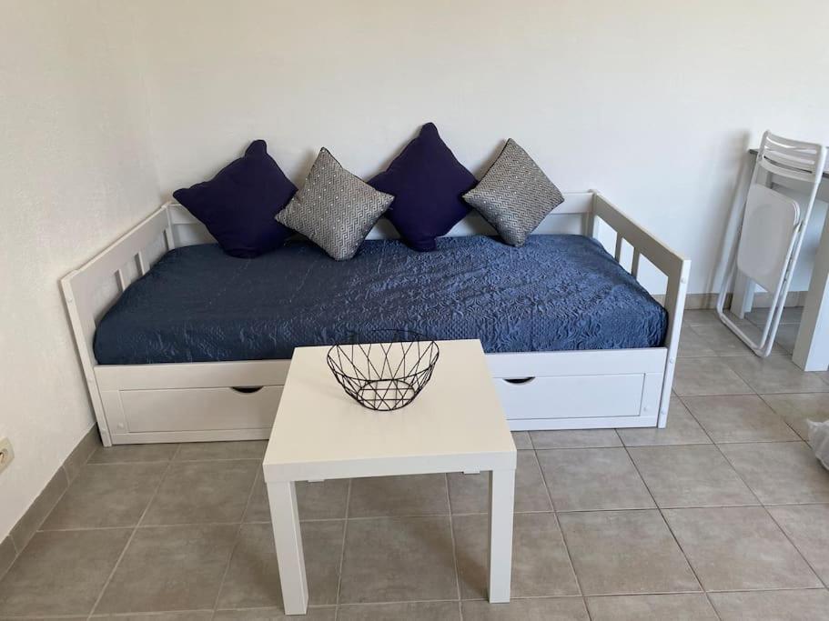 un lit avec des oreillers et une table dans une chambre dans l'établissement Charmant studio de 23m2, à Avignon