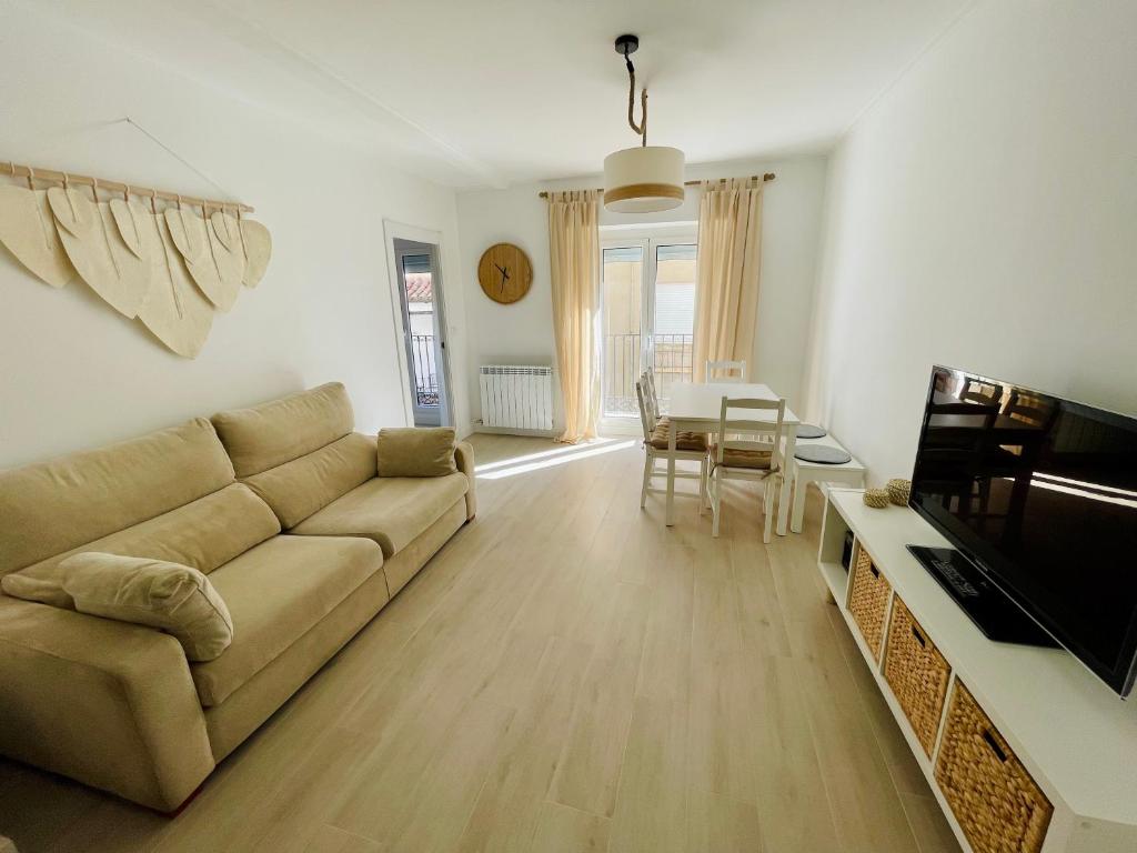 ein Wohnzimmer mit einem Sofa und einem Tisch in der Unterkunft Apartamento El Sereno in Teruel